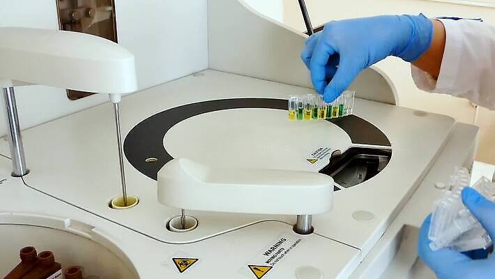 직업 과학 노동자 직장 병원 실험 약 견본 기계 장비 기구 혈액 실험실 닫기 생명공학 컨테이너 로봇 과학자 분석 생물학 회전 드럼 감염 자동 화학물질 놓기 MP4 해외동영상 클립영상 교육 산업 컨셉 회사 의학 모션 타악기 화학 동영상 학자 파일형식