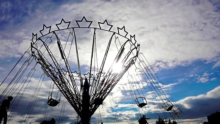 공원 실루엣 모션 하늘 휴가 사람 사람없음 파란색 빛 컬러풀 바퀴 원형 야간 큼 흥분 회전목마 돌리기 되감기 옥토버페스트 4K HD MP4 해외동영상 슬로모션 클립영상 자연요소 도형 공공시설 감정 컬러 촬영기법 놀이기구 크기 동영상 파일형식