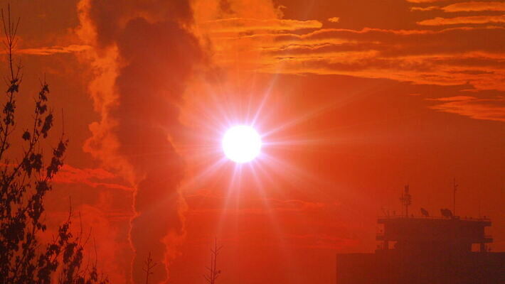 구름 실루엣 산업 공장 모션 자연 하늘 불 날씨 굴뚝 풍경 사람없음 빨간색 빛 글로벌 태양 일출 환경 힘 황혼 일몰 새벽 손상 에너지 안개 도시 시간 뜨거움 오염 분위기 연기 수증기 큼 가스 지구온난화 생태학 스모그 화학물질 4K 타임랩스 MOV 해외동영상 클립영상 자연요소 교육 컬러 컨셉 공업 촬영기법 노을 화학 크기 생태계 동영상 기후변화 파일형식