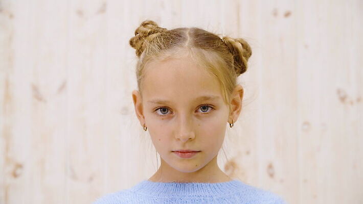 백인 응시 감정 얼굴 백그라운드 스트레스 실내 한명 사람 성인 10대 빛 카메라 분노 짜증 표현 좌절 닫기 열정 충격 문제 나쁜 고립 공격적 부정적 4K MOV 해외동영상 클립영상 서양인 1 시선 컨셉 모션 청소년 내부 신체부위 전자제품 동영상 파일형식