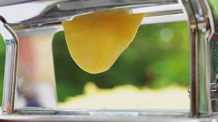 손 여자 줄 음식 빵 탁자 추상 주택 건조 파스타 건강 스파게티 관리 사람 사람없음 햇빛 노란색 기계 이탈리아 면 업무 수프 자르기 시리얼 국수 반죽 만들기 밀가루 라비올리 라자냐 마카로니 이스트 특별함 핸드메이드 토르텔리니 4K MOV 해외동영상 클립영상 유럽 컬러 가구 컨셉 무늬 모션 서양음식 건물 신체부위 태양 면류 작업 이탈리아음식 가루 동영상 파스타면 파일형식