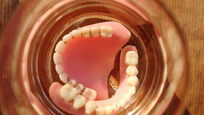 모델 유리 왕관 건강 치과 사람 사람없음 알약 입 치아 치과의사 광택 턱 틀니 보철 복원 위생관리 잇몸 치통 MOV 해외동영상 클립영상 신체 재질 병원 관리 신체부위 약 의사 소화기관 질병 동영상 파일형식