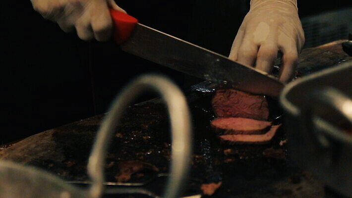 직업 손 음식 조각 따뜻함 육류 스테이크 요리 비프스테이크 식당 요리사 식사 소고기 껍질 뜨거움 칼날 칼 닫기 연기 그릴 바비큐 자르기 굽기 준비 슬라이스 날카로움 등심 얇은 MOV 해외동영상 클립영상 식재료 모션 주방용품 서양음식 신체부위 상점 구이 동영상 파일형식