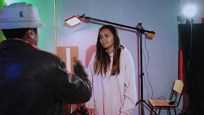 직업 캐릭터 실내 두명 장식 빛 세트 카메라 총 배우 공격 발사 필름 영화 장면 다인종 동영상 반사경 살인범 4K MOV 해외동영상 슬로모션 클립영상 무기 모션 문화예술 촬영기법 사람 인종 내부 전자제품 연예인 파일형식