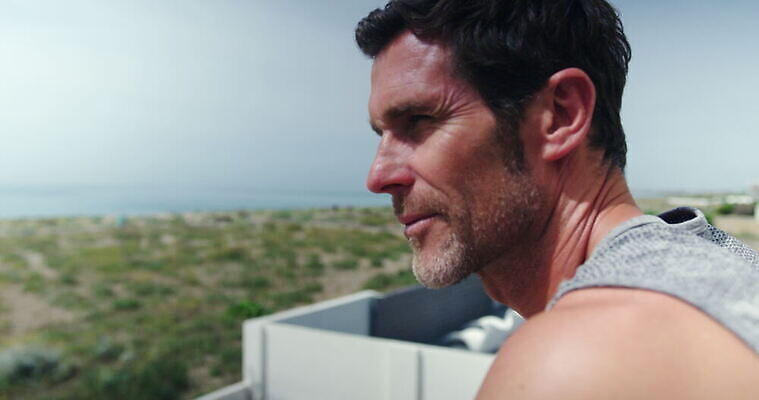 바다 아침 휴가 영국 한명 미소 야외 두명 탱크톱 명상 도피 서식스 4K MOV 해외동영상 슬로모션 클립영상 주간 1 유럽 상의 촬영기법 표정 사람 동영상 파일형식