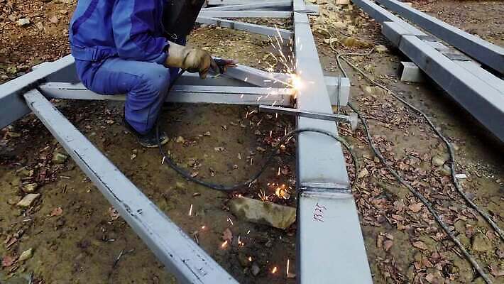 직업 손 산업 공장 불 불꽃 노동자 기술 가면 한명 안전 파란색 빛 금속 장비 과학기술 공구 업무 뜨거움 수리 연기 제조 보호 연결 헬멧 철 가스 고정 국회 공예가 용접 용접공 철강 4K MP4 해외동영상 클립영상 자연요소 1 컬러 컨셉 공업 재질 사람 신체부위 도구 작업 보호장비 동영상 파일형식