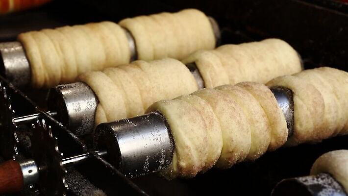 전통 유럽 음식 디저트 3 굴뚝 요리 사람없음 케이크 막대기 그룹 꼬치 오스트리아 달콤 그릴 설탕 굽기 먹기 준비 회전 날것 반죽 각도 롤 체코 프라하 헝가리 충동구매 대각선 슬로바키아 오리지널 인기 페스츄리 해로움 MOV 해외동영상 클립영상 나라 선 빵 컨셉 모션 주방용품 쇼핑 맛 구이 동영상 동유럽 과소비 파일형식