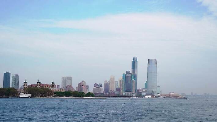 여행 비즈니스 건축양식 하늘 새로움 항해 파노라마 풍경 사람없음 건물 물 금융 파란색 강 도시풍경 사무실 여행객 탑 항구 고층빌딩 미국 도시 도심 뉴욕 지역 방문 대도시 스카이라인 맨해튼 랜드마크 저지 허드슨강 4K MOV 해외동영상 클립영상 자연요소 건축물 건축 컬러 컨셉 북아메리카 배_교통 교통시설 촬영기법 사람 빌딩 경제 동영상 파일형식