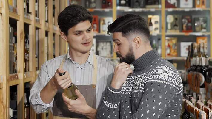 직업 라이프스타일 남자 음료 꽃다발 유니폼 2 비즈니스 성공 주류 실내 종류 성인 두명 세일 상점 와인 알코올 업무 도움 시장 선택 샴페인 가격 고객 모음 소매 슈퍼마켓 메를로 양조장 4K MOV 해외동영상 클립영상 옷 꽃 컨셉 사람 한글 내부 생활 작업 동영상 파일형식