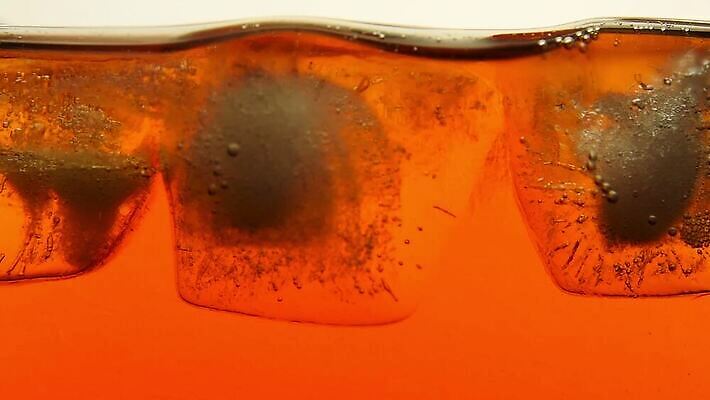 음료 모션 유리 사람없음 옆모습 냉동 얼음 검은색 주스 거품 추위 칵테일 항아리 투명 액체 닫기 냄비 미끄럼틀 컨테이너 찻주전자 크리스탈 큐브 묘사 준비 상쾌 회전 함선 각도 느림 버번 위스키 MOV 해외동영상 클립영상 자연요소 감정 산업 뷰포인트 컬러 배_교통 재질 주전자 주류 도자기 솥 놀이기구 광석 동영상 파일형식