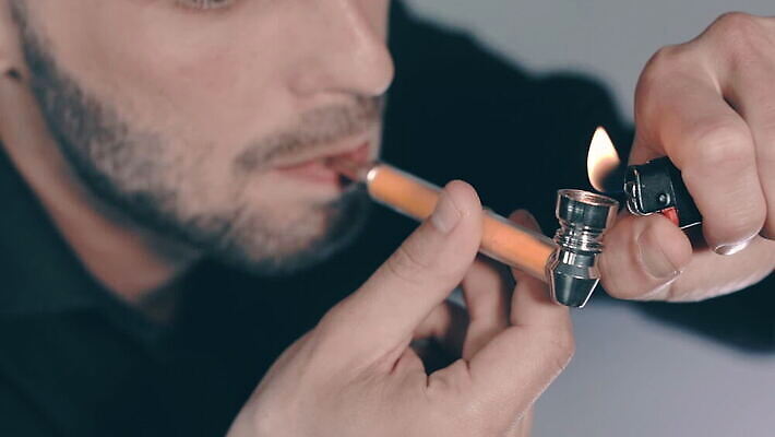 식물 남자 행복 문화 셔츠 잎 자연 휴식 흡연 실내 한명 사람 약 검은색 잡초 삼 연기 약초 허브 라이터 내추럴 흡연자 대마초 마리화나 MOV 해외동영상 슬로모션 클립영상 1 감정 컬러 컨셉 상의 채소 의학 담배 촬영기법 내부 풀_식물 생태계 동영상 마약 파일형식