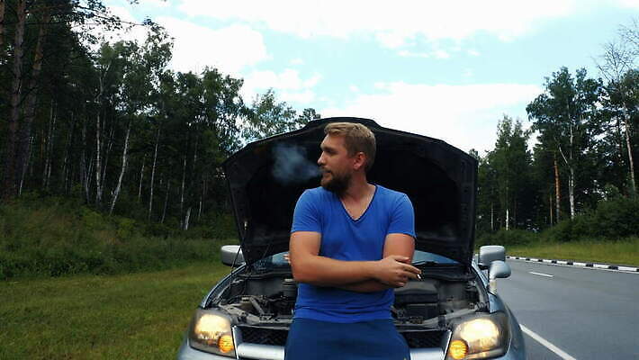 백인 응시 남자 도로 여행 교통시설 자동차 담배 한명 사람 성인 야외 기계 슬픔 덮개 운전사 수리 위험 사건 고장 서비스 고민 문제 엔진 보험 길가 깨짐 자동 트러블 헬프 혼란 4K MOV 해외동영상 클립영상 서양인 직업 1 시선 감정 길 육상교통 교통 컨셉 뚜껑 도움 시설 동영상 파일형식