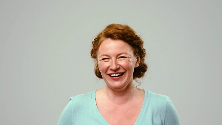 직업 캐릭터 1 응시 여자 감정 얼굴 생각 성공 실내 한명 미소 웃음 사람 맑음 놀람 표현 유머 찡그림 변화 치아 흰배경 개성 고립 코미디언 표현성 MP4 해외동영상 클립영상 시선 백그라운드 컨셉 날씨 표정 내부 신체부위 흰색 소화기관 동영상 파일형식