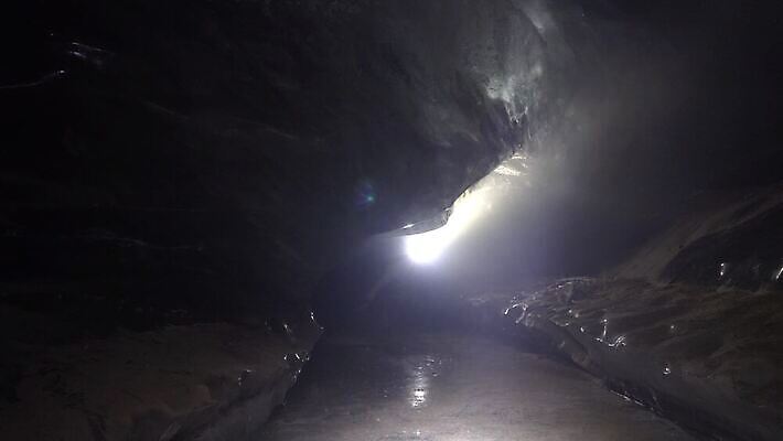 벽 스포츠 여행 백그라운드 겨울 자연 산 실내 아이슬란드 사람없음 야외 물 빛 냉동 얼음 등산 추위 흰색 등불 램프 동굴 균열 크리스탈 북극 묘사 빙하 서리 북쪽 내추럴 종유석 카자흐스탄 주도 4K 알마티 MP4 해외동영상 클립영상 자연요소 계절 유럽 아시아 컬러 모션 조명 내부 트래킹 예절 광석 극지방 방향 생태계 동영상 파일형식