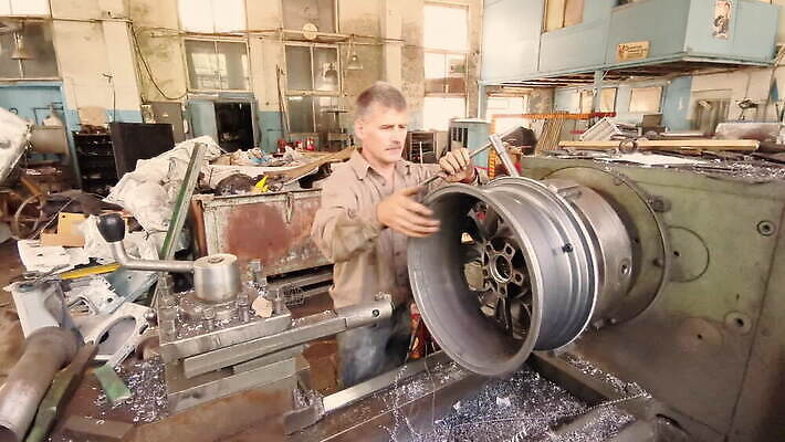 식물 직업 산업 중년 공장 노동자 한명 상점 금속 장비 과학기술 도구 스패너 반지 업무 바퀴 제조 상품 타이어 슛 되감기 옛날 철강 MOV 해외동영상 클립영상 1 장신구 공업 재질 기술 사람 성인 공구 작업 동영상 파일형식