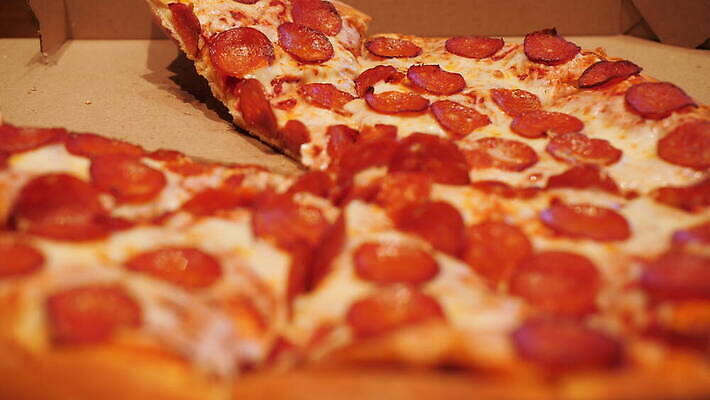 손 음식 조각 컨셉 부분 치즈 피자 패스트푸드 육류 사람 사람없음 상자 이탈리아 껍질 뜨거움 고명 소시지 닫기 맛 굽기 속도 슬라이스 반죽 서빙 칼로리 판지 마르게리타피자 모짜렐라치즈 살라미 맛있는 4K MOV 해외동영상 슬로모션 클립영상 유럽 식재료 모션 유제품 서양음식 촬영기법 신체부위 가공식품 인스턴트 구이 동영상 파일형식