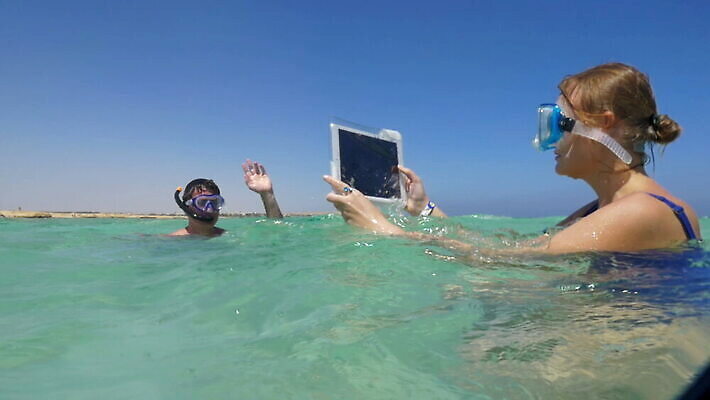 손 파도 바다 2 휴가 가면 사람 물 여름 파란색 전자제품 컴퓨터 태블릿 터치패드 알약 여행객 사진촬영 수영 잠수부 휴대용 발사 무선전화기 슛 수영선수 환영 동영상 패드 방수 터치스크린 MOV 해외동영상 슬로모션 클립영상 자연요소 계절 컬러 운동선수 촬영기법 신체부위 스마트기기 약 촬영 수상스포츠 전문직 전화기 오브젝트 파일형식