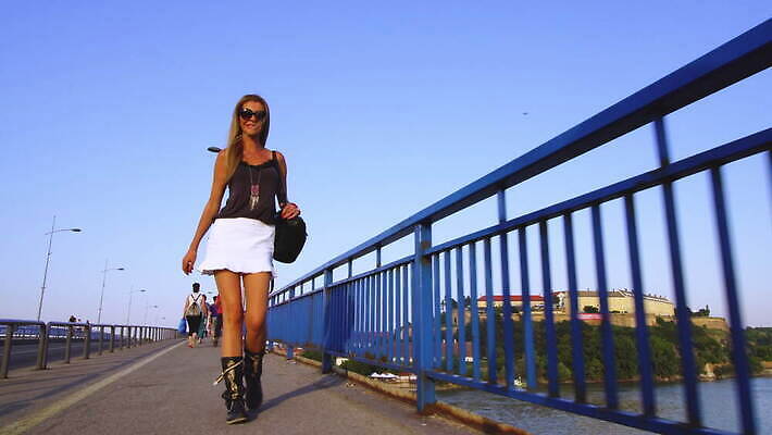 모델 1 라이프스타일 여자 도로 신발 발 거리 건강 한명 사람 성인 야외 강 치마 태양 섹시 걷기 맑음 산책 시골 도시 화려 우아함 날씬함 타운 단계 다뉴브강 세르비아 양발 혼자 4K MOV 해외동영상 클립영상 자연요소 길 컨셉 교통시설 모션 하의 날씨 휴식 생활 신체부위 몸매 동영상 파일형식