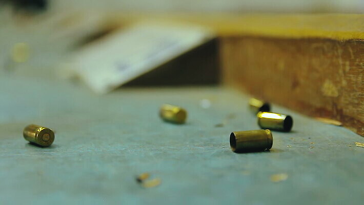 무기 탁자 실내 안전 사람없음 목재 쌓기 금속 권총 총 껍질 폭력 그룹 범죄 닫기 경찰 위험 발사 오브젝트 군용 싸움 전쟁 보안 충격 육군 총알 리볼버 많음 카피스페이스 비어있는 MOV 해외동영상 클립영상 나무 직업 가구 컨셉 재료 모션 재질 군대 내부 공백 사회이슈 동영상 파일형식