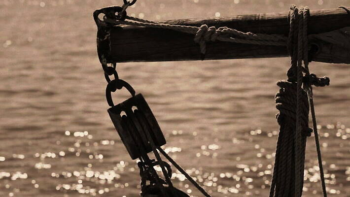 밧줄 바다 여행 요트 바람 휴가 항해 사람없음 야외 목재 물 파란색 햇빛 반사 항구 블록 장비 수확 골동품 보트 갑판 함선 돛대 구식 세피아 스톡홀름 옛날 MOV 해외동영상 클립영상 자연요소 나무 줄 컬러 농업 배_교통 재료 교통시설 날씨 촬영기법 태양 동영상 파일형식