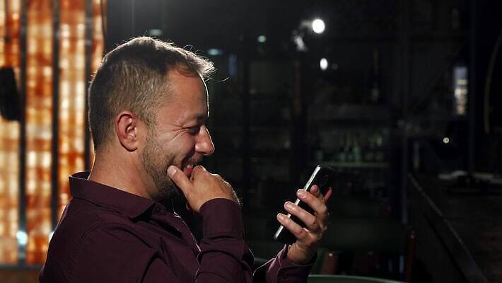 남자 행복 음료 모바일 휴식 사람 두명 친구 스마트폰 독서 식당 우정 알코올 바 비즈니스맨 메시지 뉴스 연결 긍정 온라인 위스키 코냑 유흥 4K MOV 해외동영상 클립영상 감정 컨셉 비즈니스 관계 주류 핸드폰 스마트기기 상점 와인 직장인 동영상 파일형식