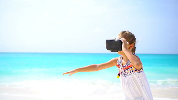 라이프스타일 응시 안경 어린이 모래 놀이 휴가 미래 휴식 고글 가면 한명 사람 해변 야외 디지털 헤드폰 장비 게임 체험 하이테크 전자 비전 보여주기 동영상 소통 혁명 반응 가상현실 인터랙티브 현실 4K MOV 해외동영상 클립영상 1 시선 잡화 바다 음향기기 컨셉 모션 기술 생활 파일형식