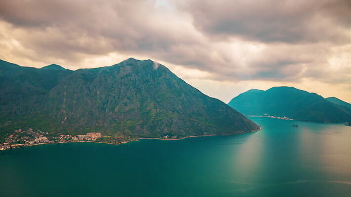 나무 계절 호수 바다 여행 이동 자연 하늘 날씨 휴가 휴식 산 따뜻함 사람없음 야외 초록색 물 파란색 태양 여행객 일몰 봄 새벽 트래킹 하이킹 추위 시간 만 숲 내추럴 랜드마크 몬테네그로 발칸반도 4K 타임랩스 MOV 해외동영상 클립영상 자연요소 식물 컬러 컨셉 레저 촬영기법 사람 노을 생태계 동영상 파일형식