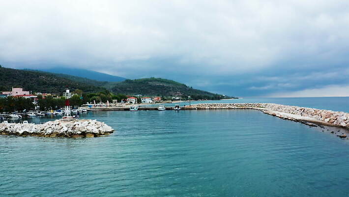 바다 여행 요트 낚시 안테나 풍경 사람없음 물 파란색 컬러풀 항구 산책로 만 보트 역사 재산 땅 그림 포트 타운 동쪽 나루 드론 옛날 4K MOV 해외동영상 클립영상 자연요소 길 컬러 배_교통 통신 교통시설 레저 금융 도시 방향 동영상 파일형식