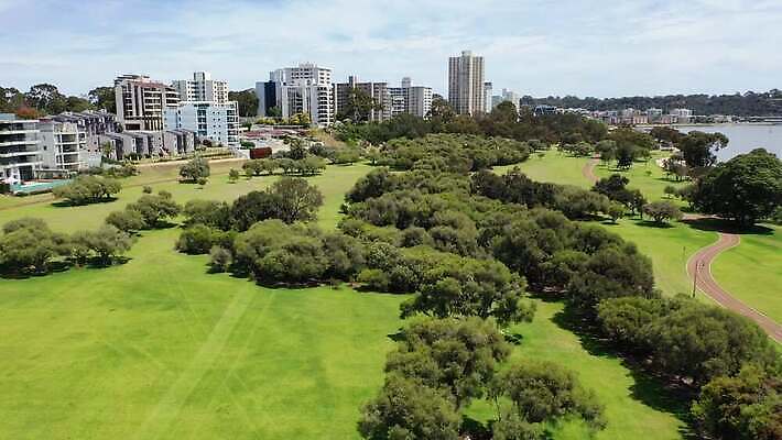 나무 구름 공원 길 바다 잎 자연 하늘 주택 안테나 풍경 사람없음 야외 건물 초록색 물 파란색 강 갈색 마을 환경 도시 호주 타운 드론 주입구 4K MP4 해외동영상 클립영상 자연요소 식물 건축물 공공시설 컬러 통신 오세아니아 생태계 동영상 파일형식