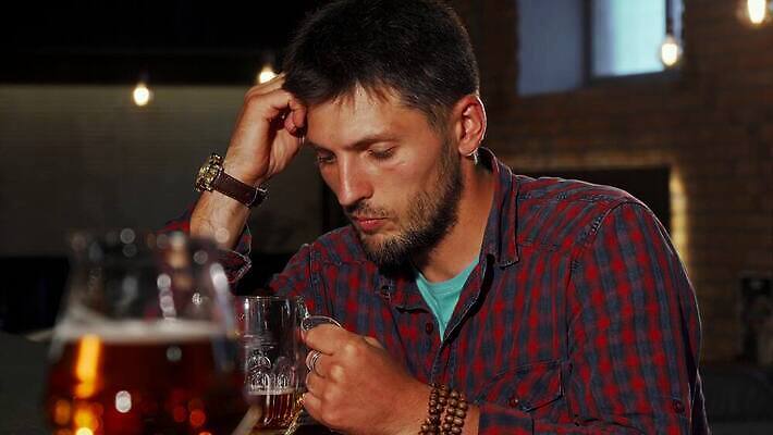 라이프스타일 남자 감정 음료 유리 수염 스트레스 맥주 실내 피곤 한명 사람 이벤트 슬픔 표현 알코올 바 고독 만취 클럽 주말 아일랜드 중독 알코올중독 양조 양조장 우울증 총각 유흥 4K MOV 해외동영상 클립영상 1 유럽 컨셉 재질 주류 내부 생활 질병 동영상 술취함 파일형식