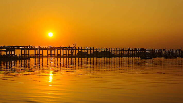 실루엣 호수 파도 여행 건축양식 자연 하늘 거리 그림자 사람 사람없음 건물 목재 강 컬러풀 태양 반사 여행객 걷기 황혼 일몰 연못 도시 보트 역사 저녁 나룻배 석호 랜드마크 미얀마 방법 버마 옛날 4K 타임랩스 MOV 해외동영상 클립영상 자연요소 나무 건축물 건축 아시아 바다 컬러 배_교통 재료 모션 촬영기법 노을 야간 생태계 동영상 파일형식