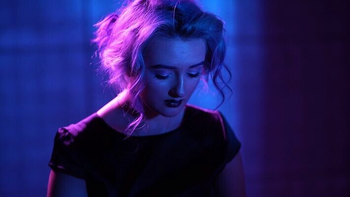 모델 디자인 분홍색 컬러 컨셉 실내 관리 미술 한명 파란색 빛 컬러풀 파티 유행 페인트 춤 제비꽃 디스코 네온 창백 MP4 해외동영상 클립영상 1 꽃 음악 문화예술 사람 이벤트 내부 동영상 파일형식