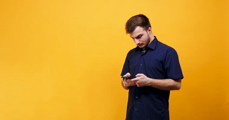 백인 남자 얼굴 백그라운드 셔츠 인터넷 비즈니스 통신 모바일 스트레스 세포 실내 사람 20대 성인 스마트폰 핸드폰 스크린 슬픔 메시지 좌절 연결 스마트 슛 부름 문제 온라인 고립 문자메시지 4K MOV 해외동영상 클립영상 서양인 감정 컨셉 상의 모션 청년 내부 신체부위 전자제품 스마트기기 동영상 파일형식