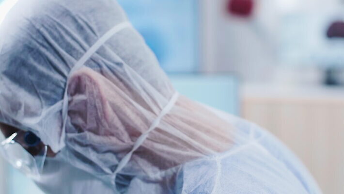 직업 남자 산업 컬러 과학 건강 현미경 실험 작업복 가면 사람없음 스터디 컴퓨터 약 3D 스크린 장비 의사 코트 램프 작업 액체 기술자 실험실 결과 질병 DNA 연구원 과학자 뇌 생물학 튜브 발견 조제 돌봄 화학자 4K MOV 해외동영상 클립영상 옷 교육 컨셉 의학 모션 조명 실험기구 사람 전자제품 학습 외투 의료진 생명공학 디지털합성 만들기 동영상 학자 파일형식