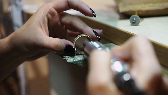 백인 직업 손 디자인 산업 장신구 공장 노동자 기술 관리 창조 빛 금속 장비 공구 반지 잡기 업무 작업실 황금 고급 수리 제조 은색 상품 보석 만들기 다이아몬드 광택 고정 닦기 판화 공예가 백금 MOV 해외동영상 클립영상 서양인 컬러 컨셉 공업 모션 재질 미술 신체부위 도구 작업 광석 동영상 파일형식