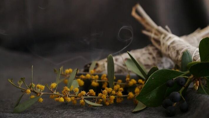 포장 요가 휴식 여러명 사람없음 치료 미국 에너지 약재 흰색 의식 영혼 씻기 약초 샌들 신비 인도인 청소 허브 향신료 보따리 유기농 향기 캘리포니아 아로마테라피 연소 세이지 수공예품 자연요법 4K MP4 해외동영상 클립영상 외국인 식물 웰빙 컬러 다수 신발 컨셉 북아메리카 의학 사람 동양인 약 청결 풀_식물 공예품 냄새 테라피 동영상 향미료 파일형식