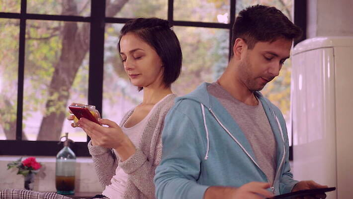 백인 라이프스타일 커플 남자 행복 2 인터넷 오렌지 가족 관계 유리 아침 남편 주택 실내 말하기 대화 사랑 미소 사람 내부 두명 30대 스마트폰 핸드폰 독서 알약 주방 스크린 주스 터치 잡기 아내 플랫 와이파이 나눔 4G 4K MOV 해외동영상 클립영상 주간 서양인 감정 음료 과일 모션 재질 표정 IT 건물 생활 장년 전자제품 스마트기기 약 무선인터넷 동영상 파일형식