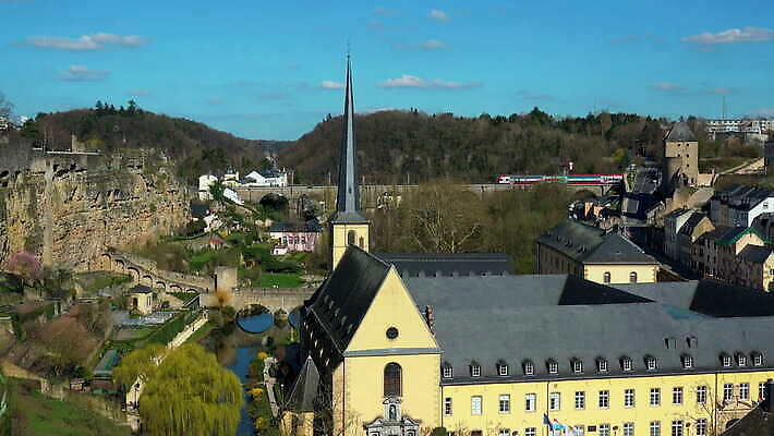 종교 여행 건축양식 자연 하늘 주택 풍경 사람없음 야외 건물 관광지 교회 고요 기차 역사 지역 커뮤니티 첨탑 연립주택 구시가지 룩셈부르크 수녀원 4K 락다운 MOV 해외동영상 클립영상 건축물 건축 육상교통 종교건축 대중교통 탑 생태계 동영상 서유럽 파일형식