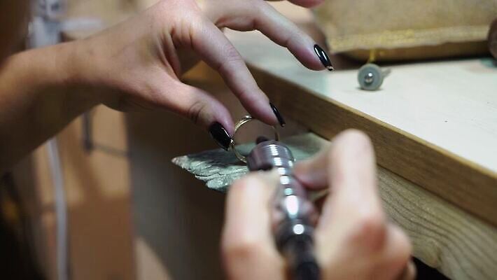 백인 직업 손 디자인 산업 장신구 공장 노동자 기술 관리 창조 빛 금속 장비 공구 반지 잡기 업무 작업실 황금 고급 수리 제조 은색 상품 보석 만들기 다이아몬드 광택 고정 닦기 판화 공예가 백금 MOV 해외동영상 클립영상 서양인 컬러 컨셉 공업 모션 재질 미술 신체부위 도구 작업 광석 동영상 파일형식