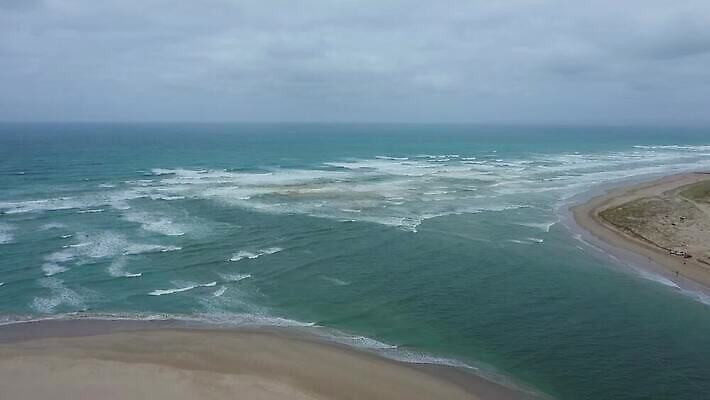 구름 모래 파도 바다 자연 하늘 안테나 풍경 사람없음 야외 초록색 물 파란색 강 갈색 환경 콘센트 호주 전기에너지 땅 동영상 드론 주입구 해일 4K MP4 해외동영상 클립영상 자연요소 컬러 통신 에너지 오세아니아 자연재해 생태계 파일형식