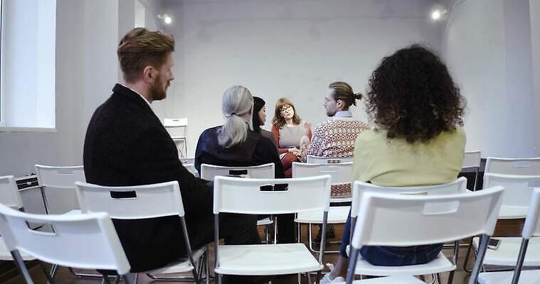 협력 건강 대화 사람 앉기 여러명 듣기 알코올 원형 그룹 토론 상담 커뮤니티 테라피 중독 마약 정신과의사 조언 지원 남용 중독자 안락 4K MP4 해외동영상 카운슬러 클립영상 도형 다수 컨셉 모션 말하기 뷰티 의사 상담원 동영상 파일형식