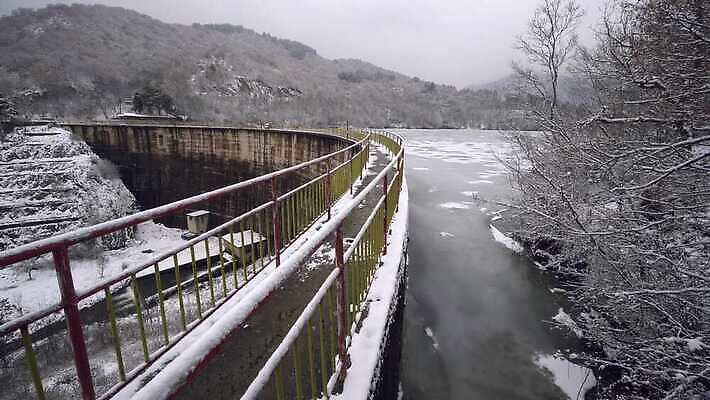 나무 계절 공원 호수 여행 백그라운드 겨울 패턴 자연 하늘 날씨 산 안테나 풍경 사람없음 야외 물 파란색 강 환경 냉동 얼음 추위 흰색 숲 댐 서리 장면 루마니아 내추럴 눈내림 겨울풍경 4K MP4 해외동영상 클립영상 자연요소 식물 공공시설 유럽 컬러 무늬 통신 눈_날씨 생태계 동영상 파일형식