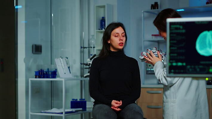 과학 생각 건강 병원 실험 스터디 컴퓨터 약 머리 디지털 스크린 모니터 헤드폰 기계 장비 환자 의사 정보 마음 네트워크 엔지니어 실험실 질병 연구원 과학자 뇌 시설 하이테크 개발 스캐너 4K MOV 해외동영상 클립영상 직업 음향기기 의학 기술 신체부위 전자제품 학습 의료진 기술자 동영상 학자 파일형식