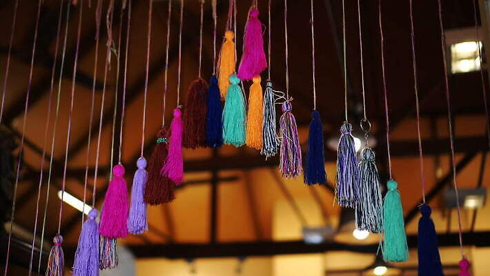 디자인 문화 줄 백그라운드 무지개 패턴 목걸이 주택 매달리기 미술 취미 사람없음 장식 세트 컬러풀 뷰티 노란색 수확 흰색 실 클래식 복고 손질 부족 고립 엘리먼트 집시 핸드메이드 스타일 4K MOV 해외동영상 클립영상 자연요소 컬러 컨셉 무늬 농업 장신구 모션 문화예술 건물 동영상 파일형식