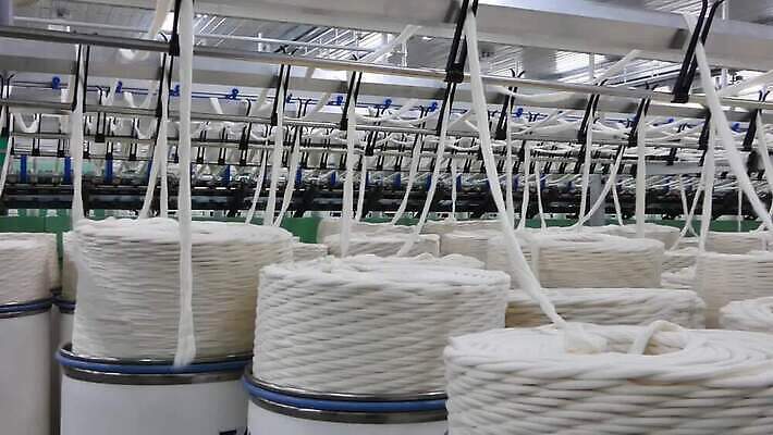 식물 산업 선 공장 사람없음 기계 장비 흰색 공구 직물 면 그룹 작업실 실 제조 실크 회전 탱크 롤 실타래 섬유 얼레 방앗간 양모 돌리기 자동화 줄서기 짜기 많음 MP4 해외동영상 클립영상 컬러 컨셉 공업 모션 도구 동영상 파일형식