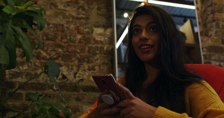 긴머리 여자 잎 청소년 영국 잉글랜드 실내 대화 한명 미소 웃음 사람 앉기 동양인 20대 스마트폰 핸드폰 쇼핑 상점 사진촬영 거울 전화기 런던 통화 부티크 성인여자만 성인여자한명만 4K MOV 해외동영상 클립영상 식물 1 헤어스타일 유럽 모션 표정 말하기 인종 청년 내부 전자제품 스마트기기 촬영 동영상 여자만 여자한명만 성인만 파일형식