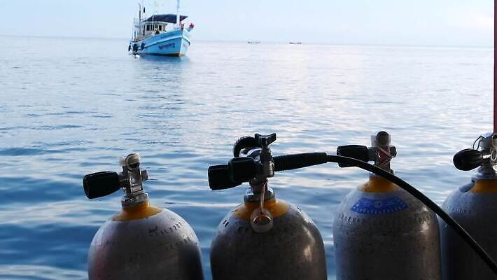 주간 바다 섬 여행 백그라운드 태국 휴가 항해 취미 사람없음 물 세트 맑음 수중 장비 보트 잠수부 호흡 휴양지 다이빙 함선 가스 수납 기어 산소 봉인 실린더 압력 압축 많음 4K MP4 해외동영상 클립영상 자연요소 아시아 컨셉 배_교통 날씨 수영 장소 원소 전문직 동영상 수중스포츠 파일형식