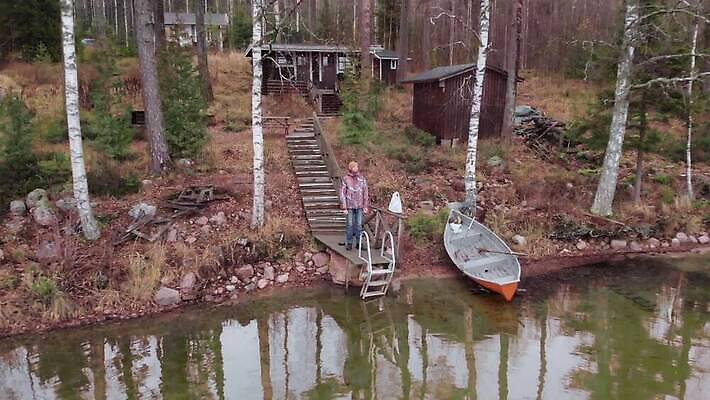 남자 행복 호수 스포츠 여행 자연 하늘 휴가 안테나 핀란드 한명 사람 성인 야외 물 파란색 강 태양 반사 숲 시골집 낚시꾼 사우나 드론 헬싱키 MOV 해외동영상 클립영상 자연요소 1 감정 컬러 통신 주택 북유럽 생태계 동영상 파일형식