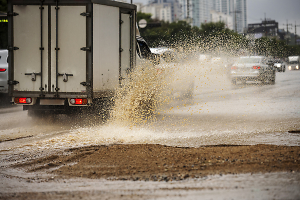 포토 JPG 주간 도로 자동차 사람없음 야외 트럭 비 홍수 자연재해 튀는물 폭우 성남 흙탕물 국내포토 자연요소 길 육상교통 교통시설 날씨 물 재해 액체표현 경기도 스플래쉬 파일형식