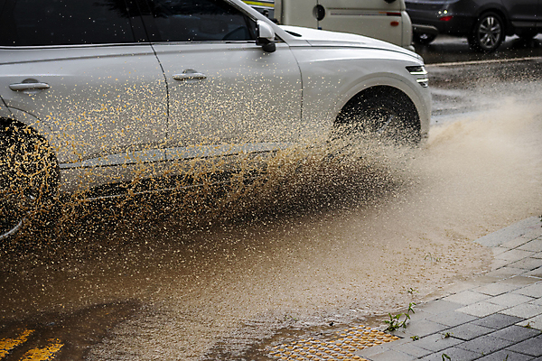 포토 JPG 주간 도로 자동차 사람없음 야외 비 홍수 자연재해 튀는물 폭우 성남 흙탕물 국내포토 자연요소 길 육상교통 교통시설 날씨 물 재해 액체표현 경기도 스플래쉬 파일형식